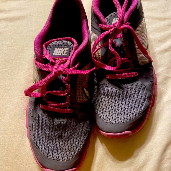 Nike Tennis Shoes-Size 5 EUC - Picture 2 of 6